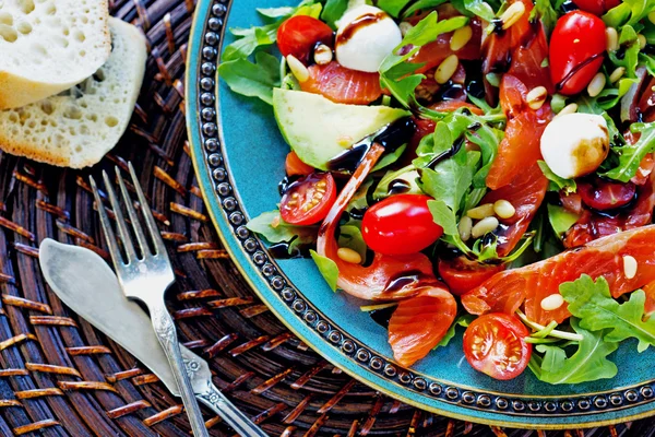 Salmão, tomate cereja, salada de rúcula, pinhões e mussarela — Fotografia de Stock