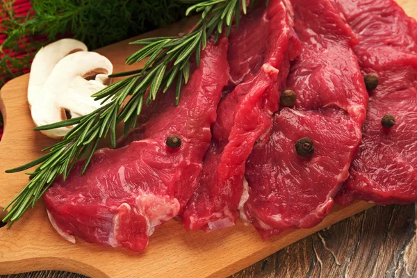 Inzet van vers ruwe vlees van kalfsvlees — Stockfoto