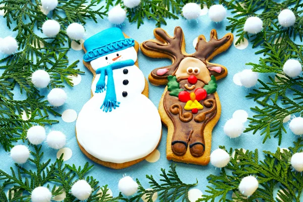 Рождественский имбирный хлеб олень и снеговик — стоковое фото