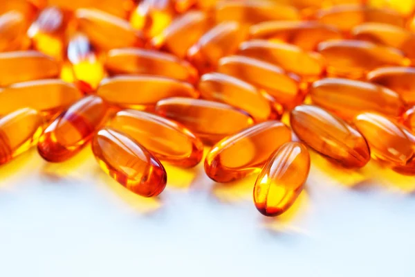 Biológiai adalékok élelmiszer, vitaminok, egy omega-3 a tőkehal máj olaj kapszula — Stock Fotó