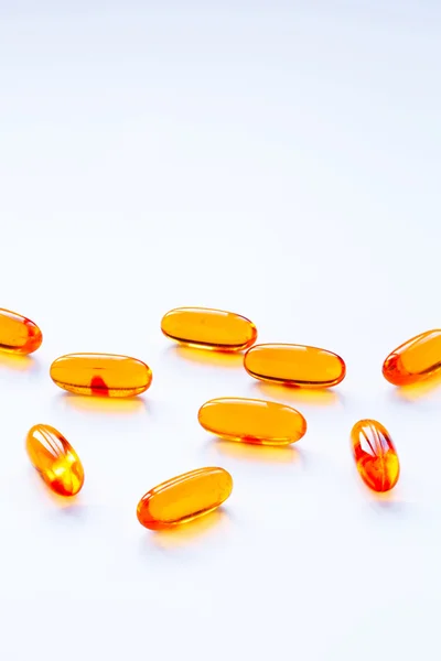 Biológiai adalékok élelmiszer, vitaminok, egy omega-3 a tőkehal máj olaj kapszula — Stock Fotó