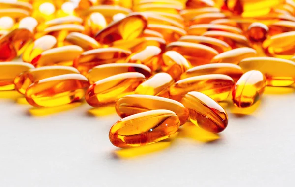 Biológiai adalékok élelmiszer, vitaminok, egy omega-3 a tőkehal máj olaj kapszula — Stock Fotó