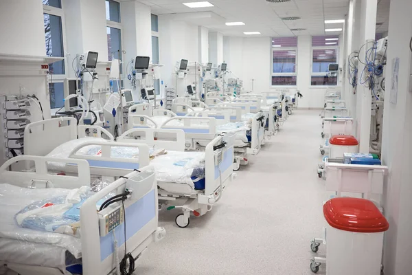 Modern Boş Geçici Yoğun Bakım Odası Coronavirüs Enfeksiyonu Olan Hastaları — Stok fotoğraf