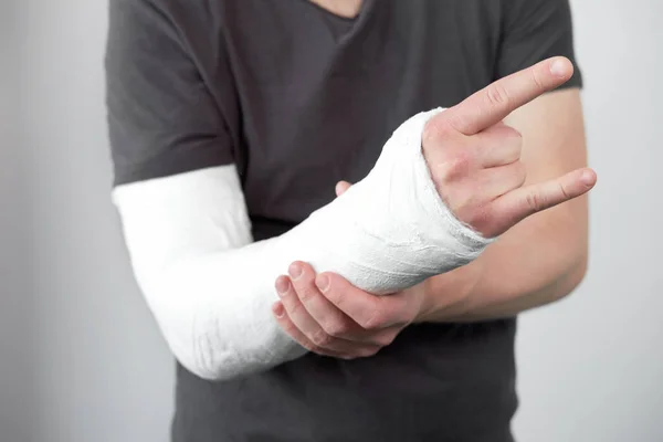 Nahaufnahme Der Hand Eines Mannes Mit Gips Auf Weißem Hintergrund — Stockfoto