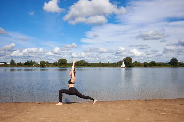 Aktivitäten Freien Junge Schlanke Frau Schwarzer Sportbekleidung Praktiziert Yoga Oder — Stockfoto