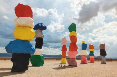 Las Vegas, Nevada, ABD - 09,06,2025: Mojave Çölü 'nde yedi renkli istiflenmiş kaya kulesinin yer aldığı yedi Sihirli Dağlar umumi sanat tesisi