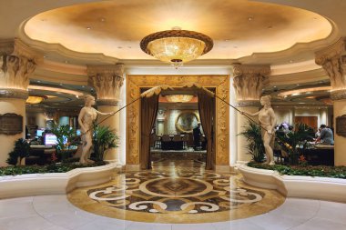 Las Vegas, ABD - 06 Eylül 2025: Caesars Palace kumarhanesinin saray yüksek limitli binasına lüks giriş Roma heykelleri, mermer döşemeler, altın dekor ve görkemli iç mekan