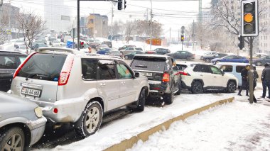 Erivan, Ermenistan - 01.23.2026: Şiddetli bir kar fırtınası ve kentteki kar yağışı sırasında çok sayıda SUV 'un karlı ve kaygan şehir yolunda çarpışması ve çok sayıda araç kazası