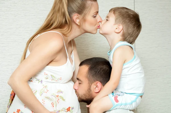 Šťastná rodina se líbat — Stock fotografie