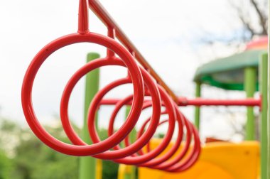 Çocuklar için oyun alanı ve parkta egzersiz ekipmanları.