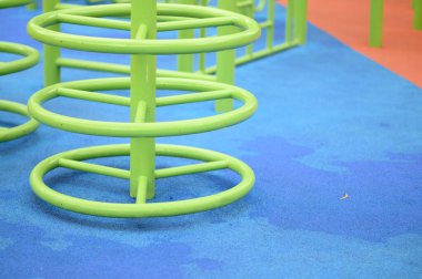 Çocuklar için oyun alanı ve parkta egzersiz ekipmanları.