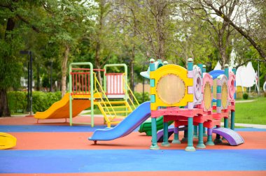 Çocuklar için oyun alanı ve parkta egzersiz ekipmanları.