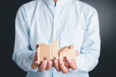 Emlakçı, emlak, taşınma ya da kiralama gibi emlak sözleşmelerini imzaladıktan sonra müşterisiyle değiştirmek için bir ev tutuyor..