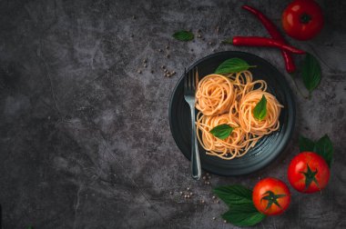 Domates soslu spagetti, kıyma, parmesan peyniri ve fesleğen arkaplanı. Üst görünüm kopyalama alanı