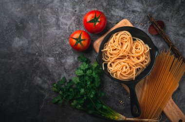 Domates soslu spagetti, kıyma, parmesan peyniri ve fesleğen arkaplanı. Üst görünüm kopyalama alanı