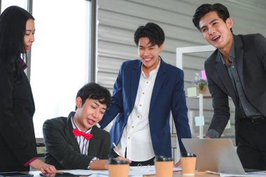 LGBTQ çalışanları ofis içinde bir takım olarak çalışırlar. Cinsiyet çeşitliliği kavramı, iş kavramı, takım çalışması kavramı.