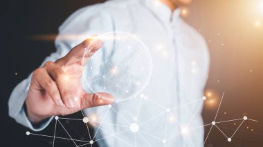 İşadamları bu işaret parmağını dijital grafikler, iş stratejisi kavramları, iş adamı kavramları, teknoloji kavramları üzerinde çalışan geleceğin web teknolojisi simgelerine dokunmak için kullanıyorlar..