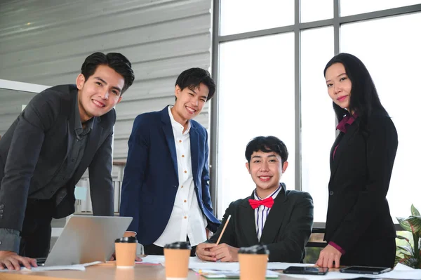 Lgbtq Mensen Werken Samen Als Een Team Binnen Het Kantoor — Stockfoto