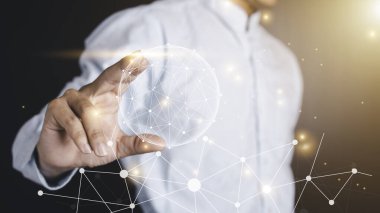 Ticari fikirler ve hisse senedi ticareti için çift Maruz Kalma Veri Analizi. Grafiksel arayüz bilgisayar teknolojisi, sanal kar analizi ekranları, çevrimiçi piyasa araştırmaları ve veri raporlarını gösteriyor.