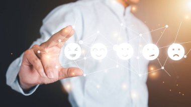 Ticari fikirler ve hisse senedi ticareti için çift Maruz Kalma Veri Analizi. Grafiksel arayüz bilgisayar teknolojisi, sanal kar analizi ekranları, çevrimiçi piyasa araştırmaları ve veri raporlarını gösteriyor.