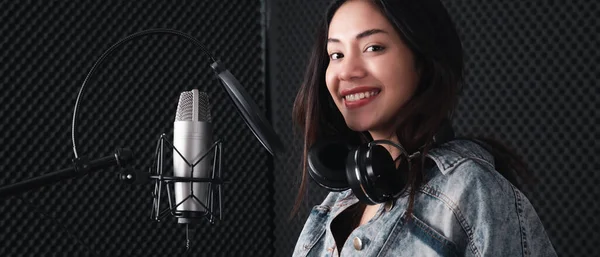 Müzik Mikrofona Tutkusu Olan Asyalı Kadın Şarkıcı Profesyonel Bir Stüdyoda — Stok fotoğraf