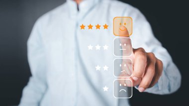 İş adamları, dijital formda çalışan yıldız simgeleri, gelecekteki dijital teknolojiyi, iş stratejisi kavramlarını, insan iş kavramlarını seçmek için sanal ekrana dokunmak için işaret parmağını kullanıyor..