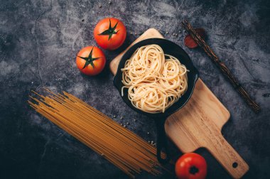 Domates soslu spagetti ve kıyma, parmesan peyniri ve fesleğen..