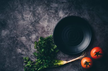 Domates soslu spagetti ve kıyma, parmesan peyniri ve fesleğen..