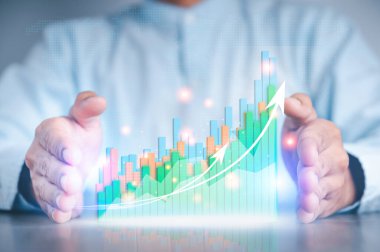 İşadamı eliyle, hisse senedi grafiğinin arttığını gösteriyor. Faiz oranı finansal ve ipotek oranları kavramı. Çift Pozlama Resmi.