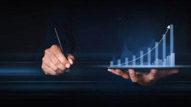 İşadamı eliyle, hisse senedi grafiğinin arttığını gösteriyor. Faiz oranı finansal ve ipotek oranları kavramı.