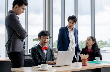 Anlaşmazlığa düşen üst düzey işletme müdürü toplantı sırasında birbirlerini suçladı. İş yerindeki hata kavramı, can sıkıntısı kavramı ve meslektaşlar arasındaki hayal kırıklığı..