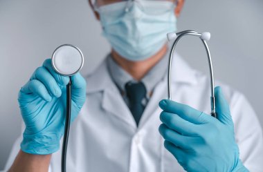 Doktorlar cerrahi maske ve gözlük takıyor, bilim adamları COVID-19 için şırınga ve aşı tutuyor. Aşı ve laboratuvar deneyleri. Virüs koruma kavramı COVID-19.