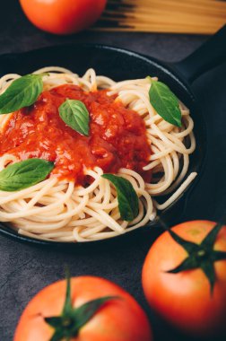 Domates soslu spagetti, kıyma, parmesan peyniri ve fesleğen arkaplanı. Üst görünüm kopyalama alanı.