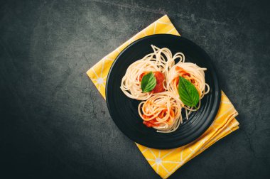 Domates soslu spagetti, kıyma, parmesan peyniri ve fesleğen arkaplanı. Üst görünüm kopyalama alanı.