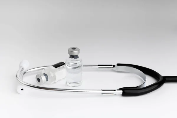 Die Impfflaschen Spritzen Und Das Stethoskop Werden Auf Weißem Hintergrund — Stockfoto