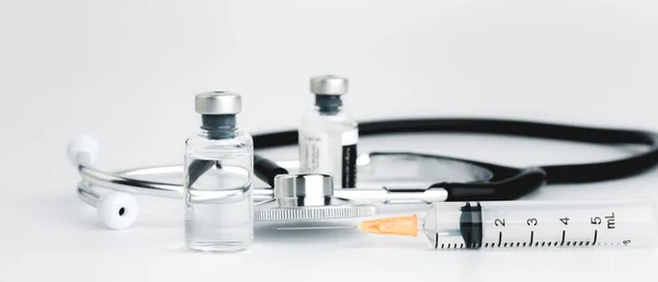 Die Impfflaschen Spritzen Und Das Stethoskop Werden Auf Weißem Hintergrund — Stockfoto