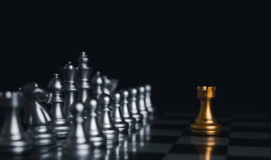 Satranç tahtası yarışmasında gümüş satranç taşlarıyla çevrili altın kral kazandı. Konsept stratejisi, liderlik ve başarı işi.
