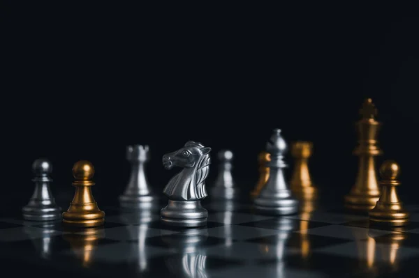 チェスボードゲームの競争の銀のチェスの駒で囲まれた金の王の勝者 概念戦略 リーダーシップと成功ビジネス — ストック写真