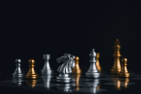 チェスボードゲームの競争の銀のチェスの駒で囲まれた金の王の勝者 概念戦略 リーダーシップと成功ビジネス — ストック写真