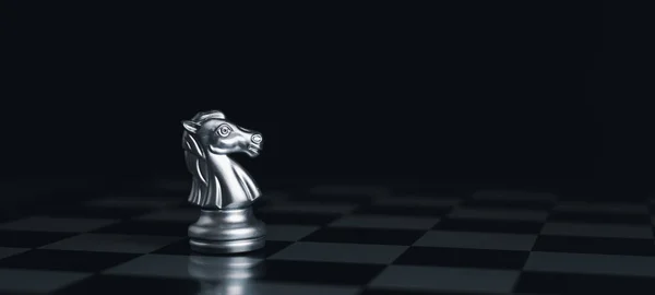 チェスボードゲームの競争の銀のチェスの駒で囲まれた銀王の勝者 概念戦略 リーダーシップと成功ビジネス — ストック写真