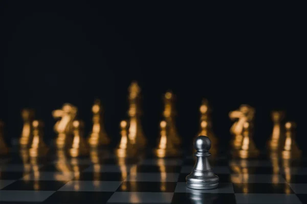 Zilveren Koning Winnaar Omringd Met Zilveren Schaakstukken Schaakbordspel Competitie Concept — Stockfoto