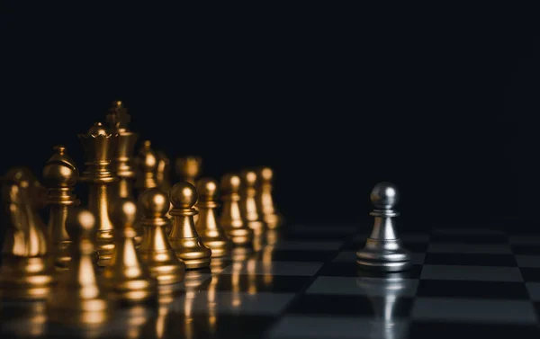 Silberkönig Umgeben Von Silbernen Schachfiguren Schachbrettspiel Wettbewerb Konzept Strategie Führung — Stockfoto