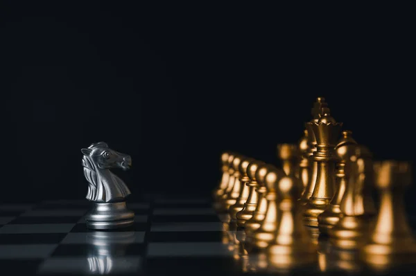 在棋盘比赛中 银牌王牌得主被银牌棋子环绕 概念策略 领导力和成功业务 — 图库照片