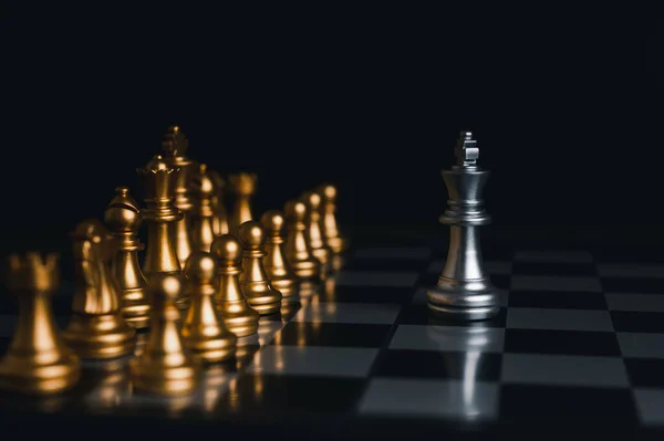 チェスボードゲームの競争の銀のチェスの駒で囲まれた銀王の勝者 概念戦略 リーダーシップと成功ビジネス — ストック写真