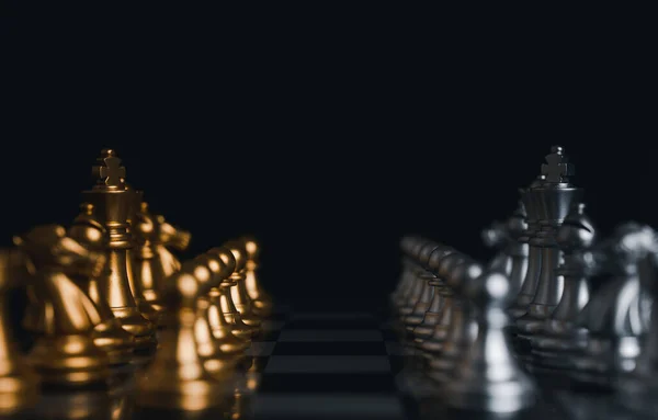 チェスボードゲームの競争の銀のチェスの駒で囲まれた金と銀の王の勝者 概念戦略 リーダーシップと成功ビジネス — ストック写真