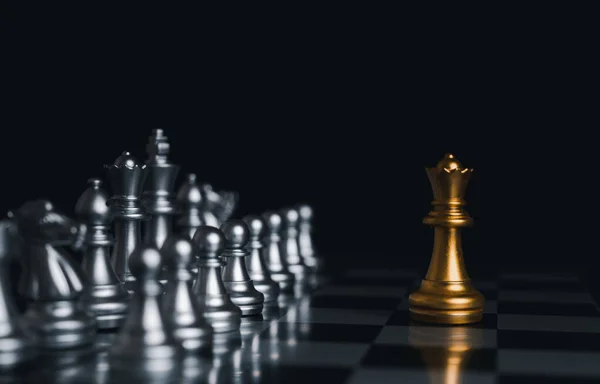 Goldkönig Umgeben Von Silbernen Schachfiguren Schachbrettspiel Wettbewerb Konzept Strategie Führung — Stockfoto