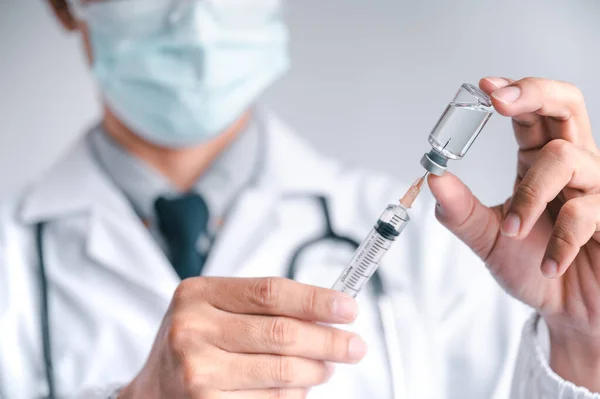Доктор Або Вчений Має Шприц Вакцину Проти Covid Вакцинацію Лабораторні — стокове фото