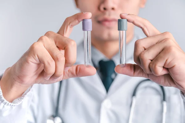 Arzt Oder Wissenschaftler Tragen Eine Spritze Und Einen Impfstoff Gegen — Stockfoto