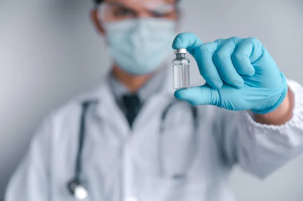 Ärzte Tragen Operationsmaske Und Brille Wissenschaftler Halten Spritzen Und Impfstoffe — Stockfoto