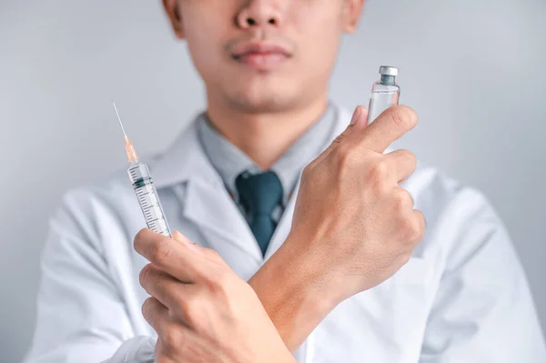 Доктор Або Вчений Має Шприц Вакцину Проти Covid Вакцинацію Лабораторні — стокове фото